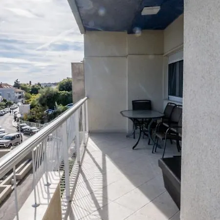 Apartament Lori *
